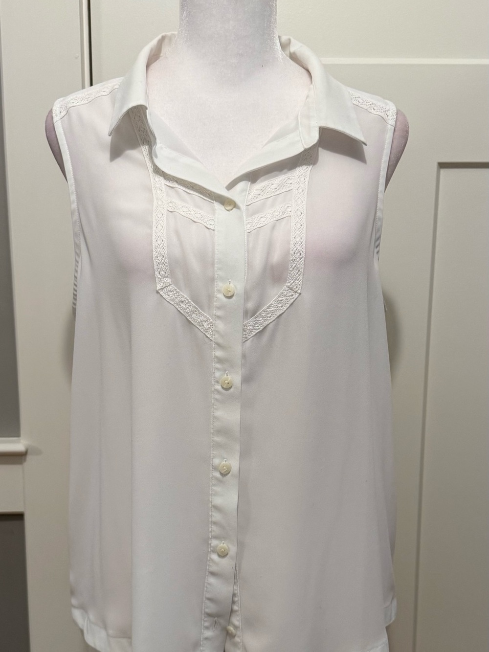 NYDJ Sleeveless White Lace-Trim Button Down Shirt